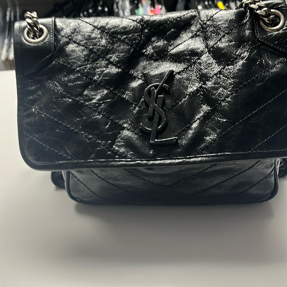 Like new YLS handbag. Two inside pockets and one back pocket.